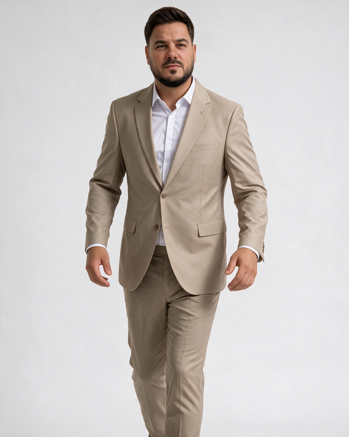 Bež muško dvodelno odelo, sako sa dva dugmeta i klasičnim reverom, slim fit pantalone, veliki brojevi