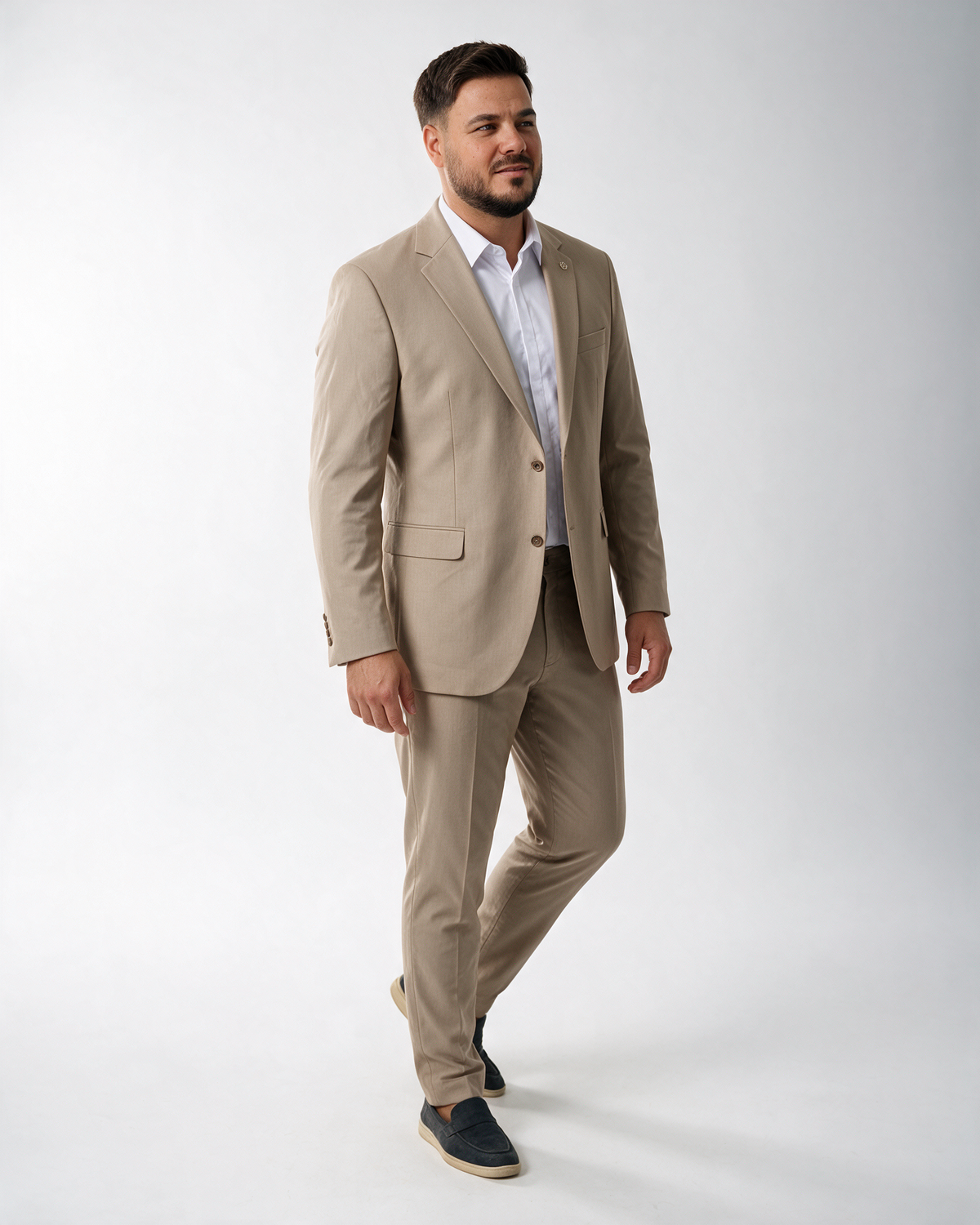 Muško bež dvodelno odelo velikih brojeva, slim fit sako sa dva dugmeta i pantalone, Costumen značka.