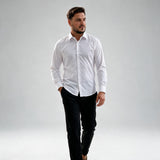 Bela slim fit muška košulja uz crne pantalone, cela figura
