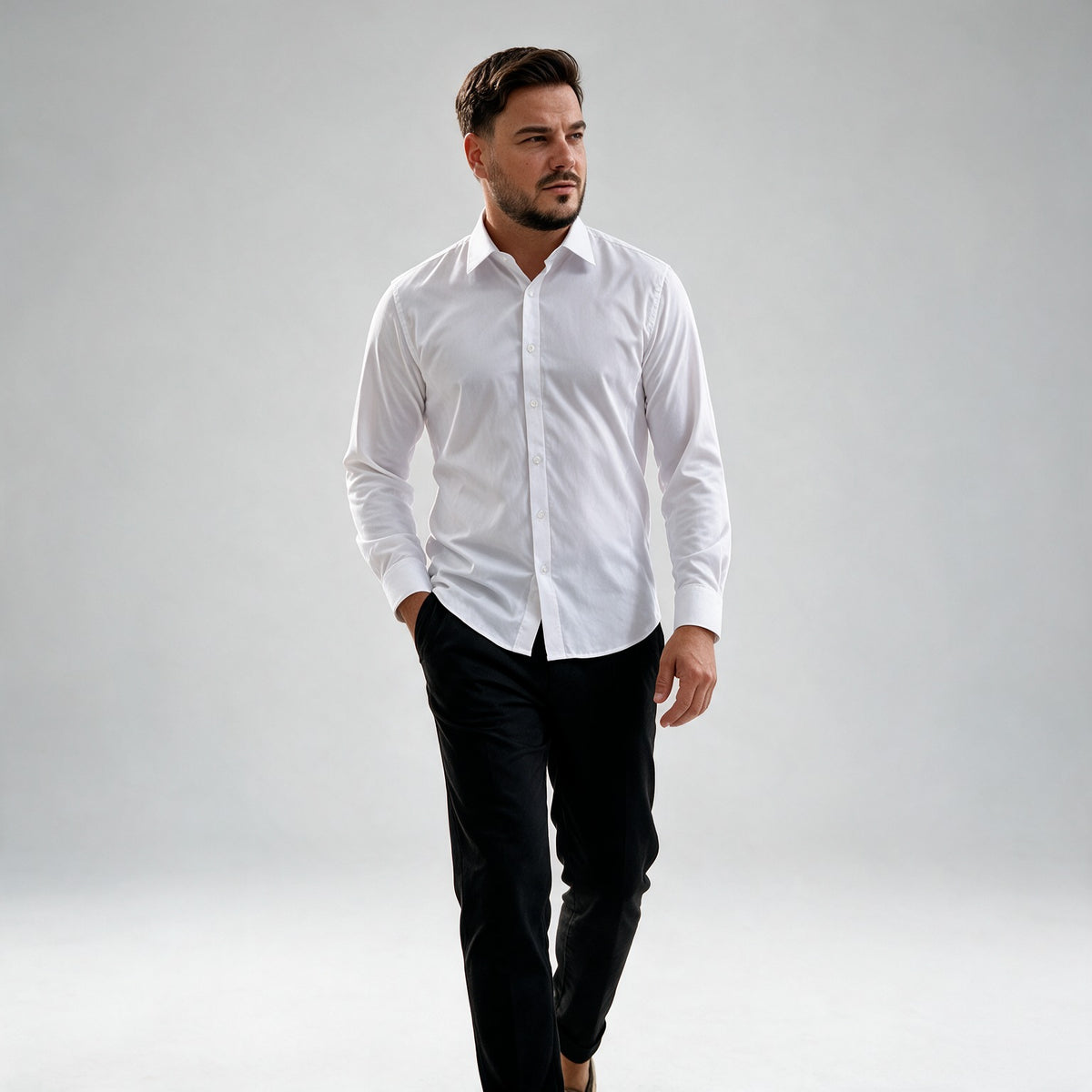 Bela slim fit muška košulja uz crne pantalone, cela figura