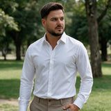 Bela slim fit muška košulja sa elastinom, snimak u parku
