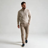 Bež polu zip džemper uz bež pantalone, cela figura