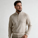 Bež muški polu zip džemper na modelu, studijski snimak