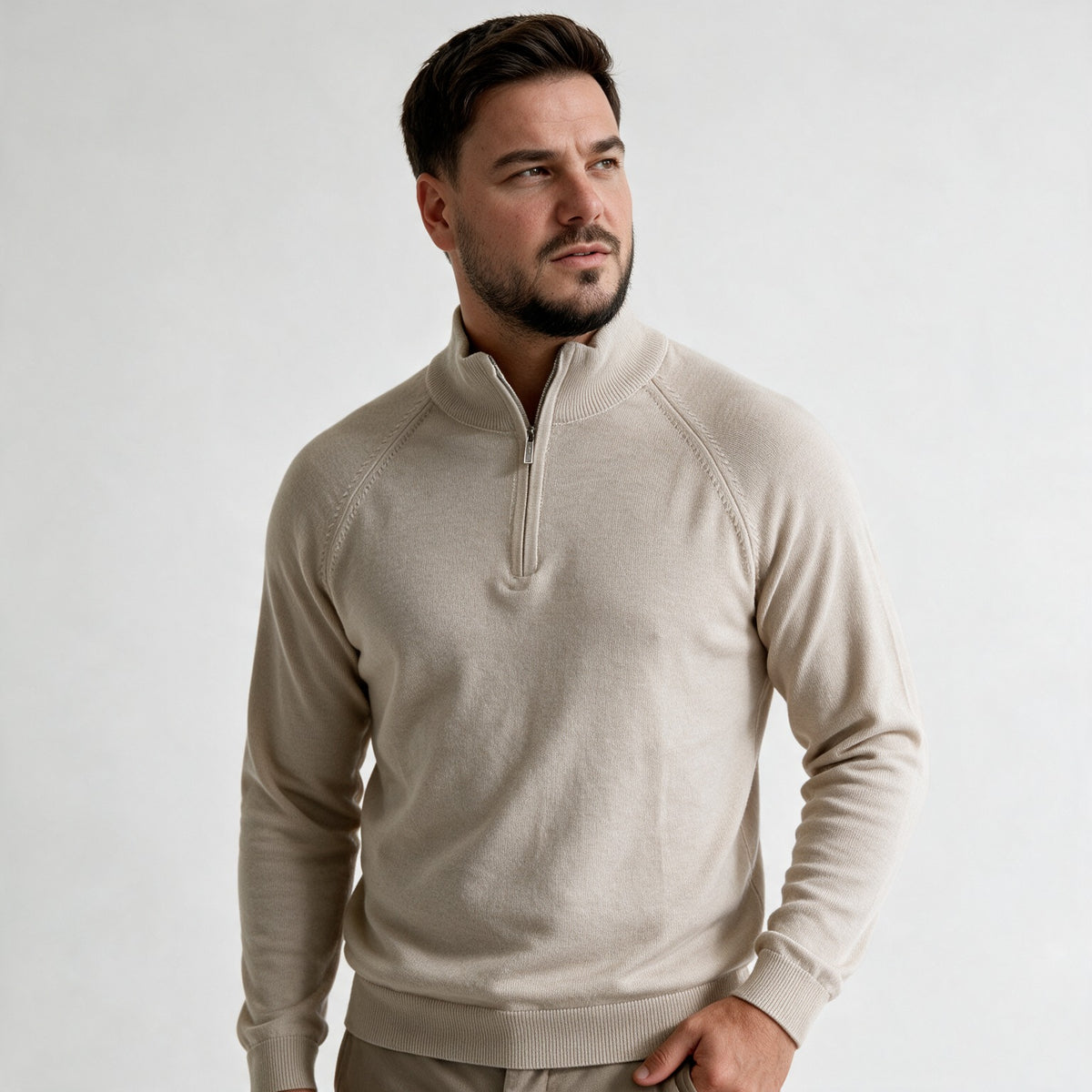 Bež muški polu zip džemper na modelu, studijski snimak