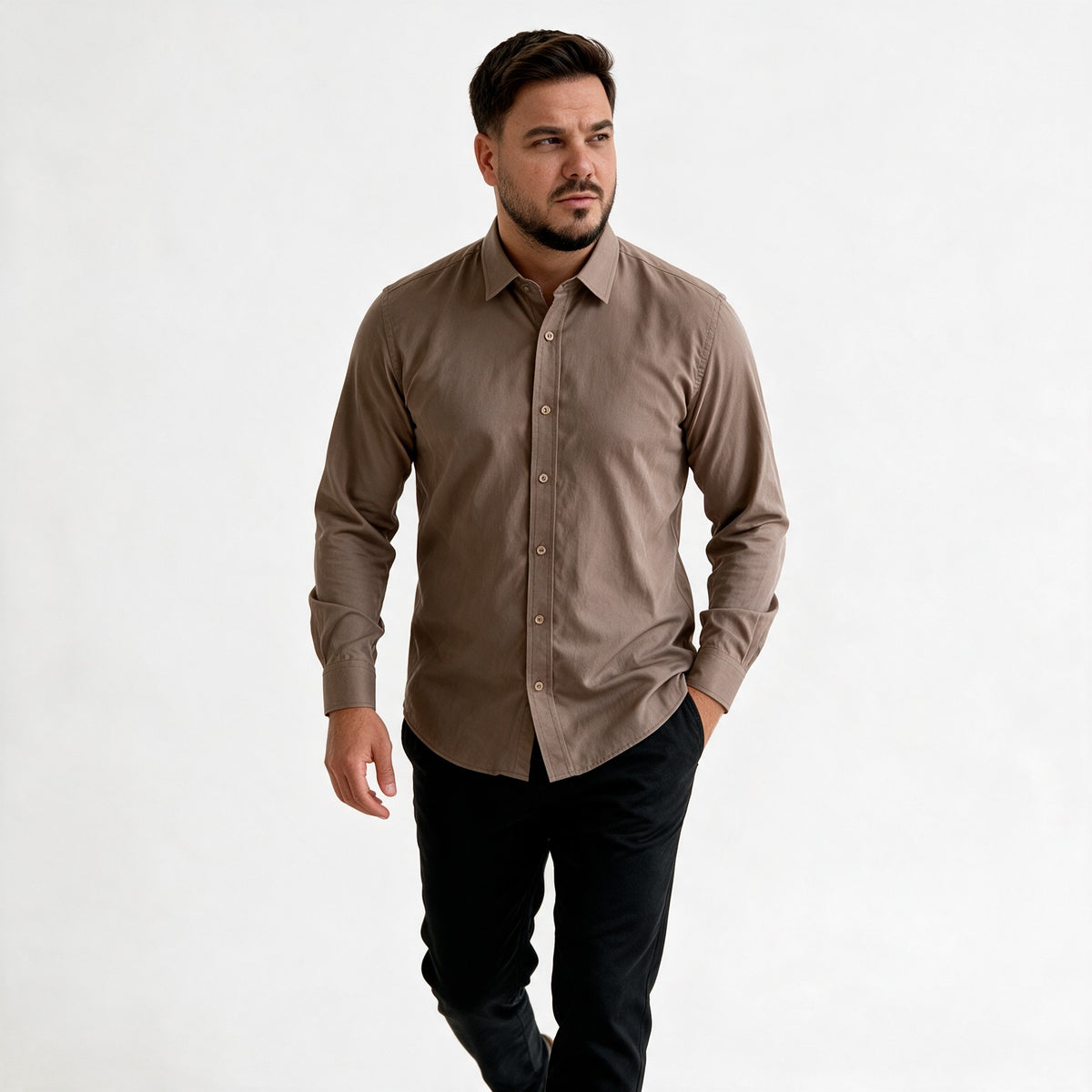 Bež premium muška košulja od tencela uz crne pantalone, cela figura