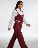 Ženski bordo prugasti komplet sa korsetom, belom košuljom i pantalonama, model u profilu.