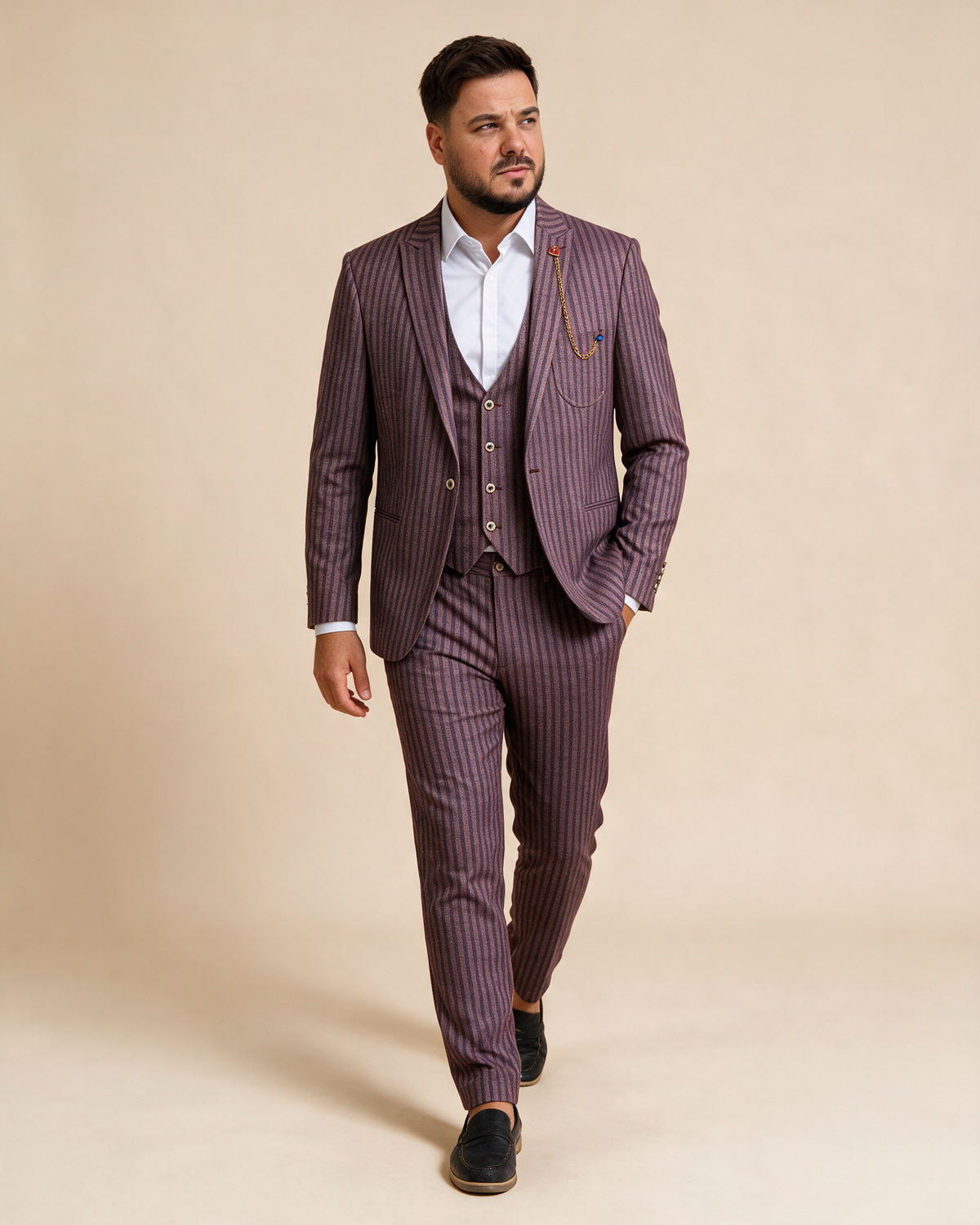 Muško bordo trodelno odelo na pruge, studio full body, model hoda, ruka u džepu.