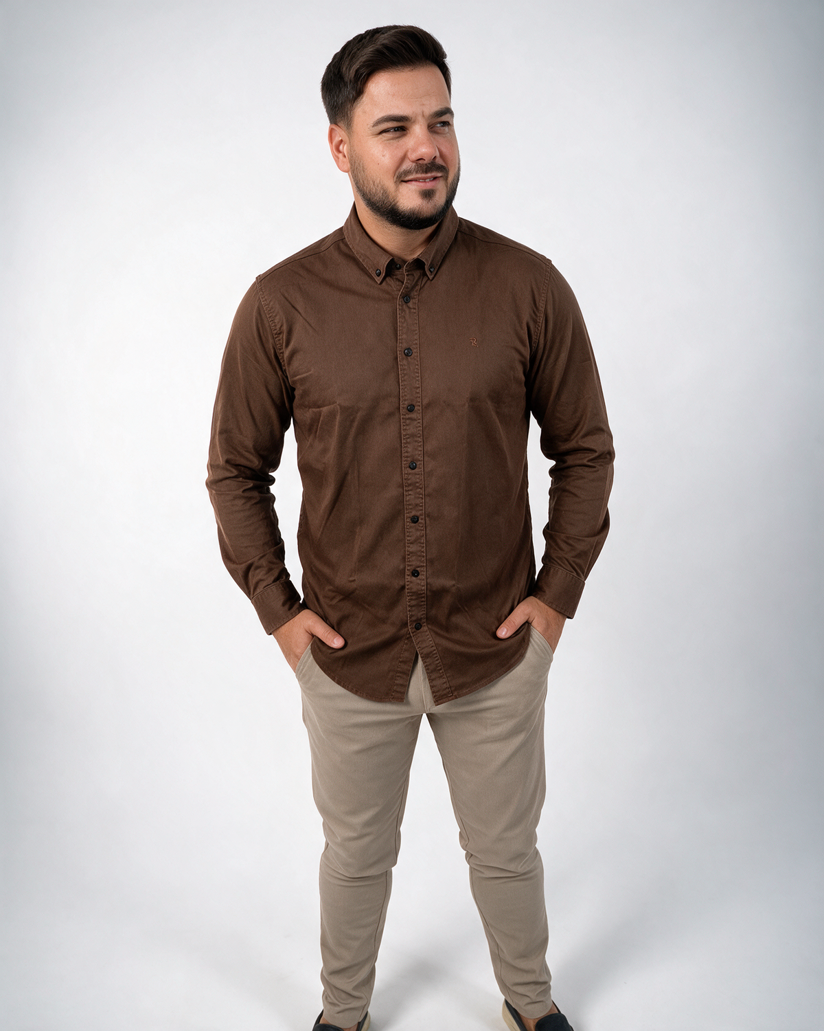 Braon muška košulja dugih rukava, button-down kragna, diskretno slovo R, širok kroj za velike brojeve (XXL-6XL).