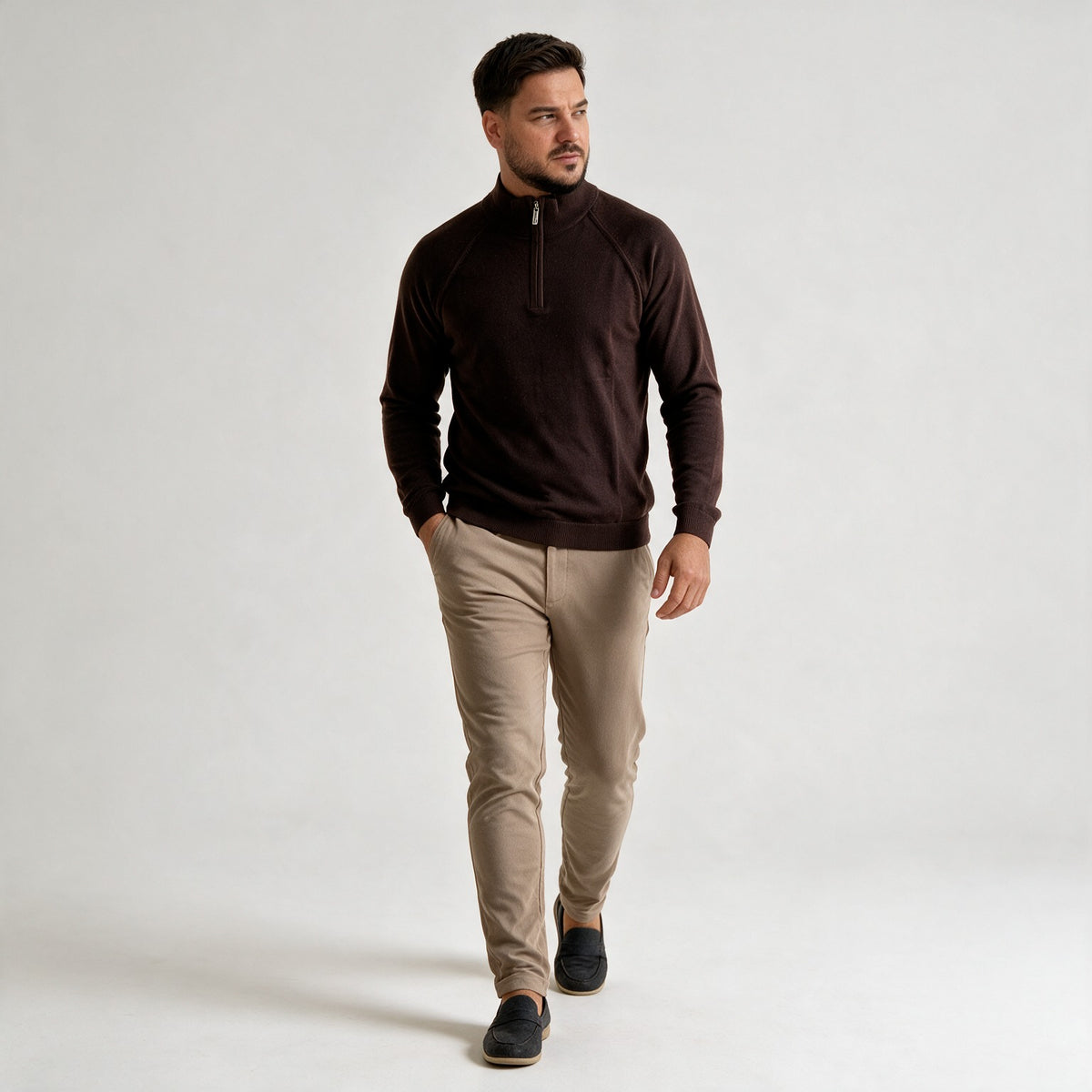 Braon muški polu zip džemper sa raglan rukavima, cela figura u hodu