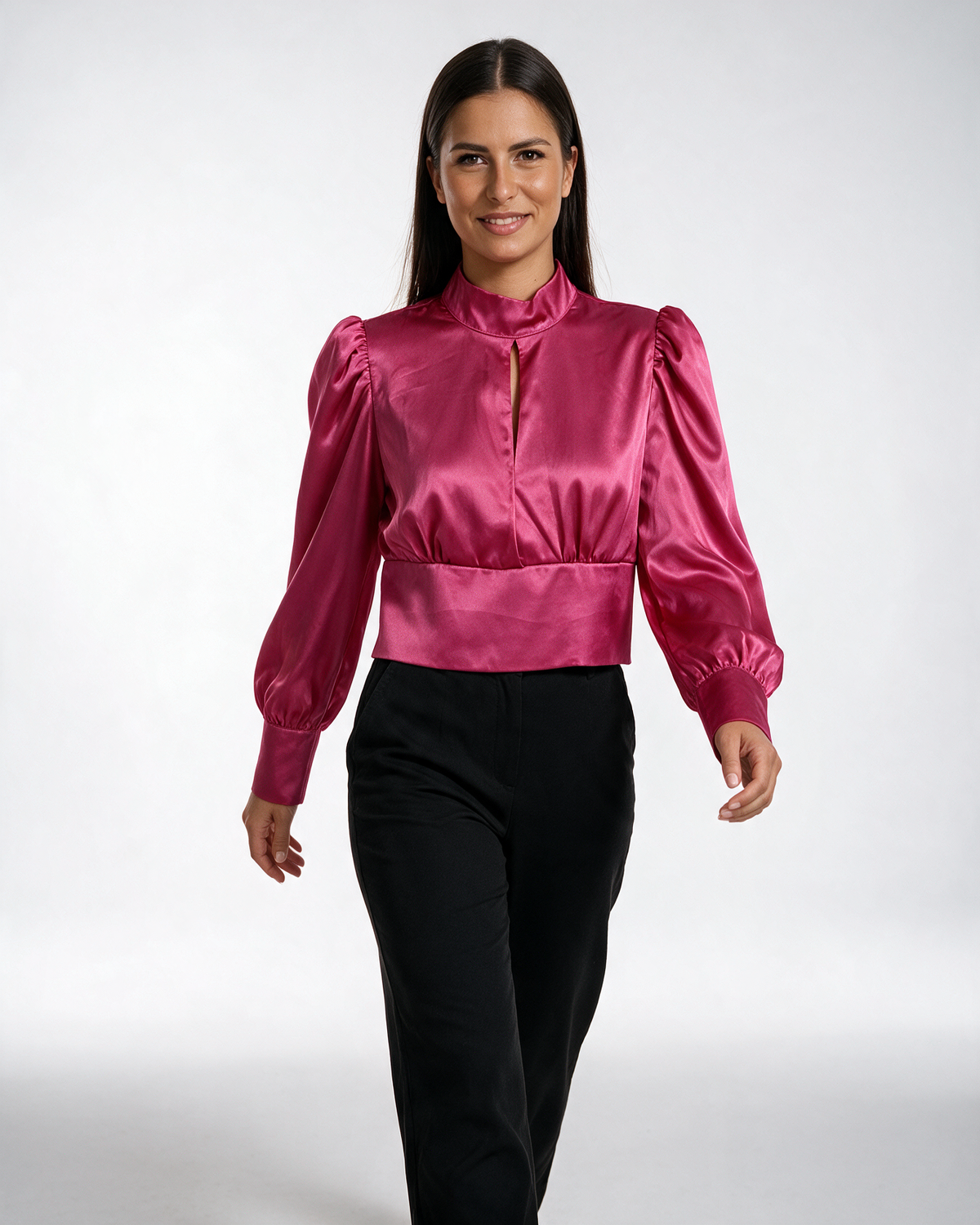 Ciklama satenska kratka bluza sa visokom kragnom, puf ramenima i širokim pojasom, nošena uz pantalone.