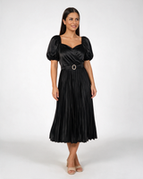 Crna satenska midi haljina sa puf rukavima, srcolikim izrezom, plisiranom suknjom i kaišem sa kristalnom kopčom.