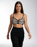 Crni bralet top sa kristalnim listovima, V izrezom i mrežom, nošen sa crnim pantalonama.