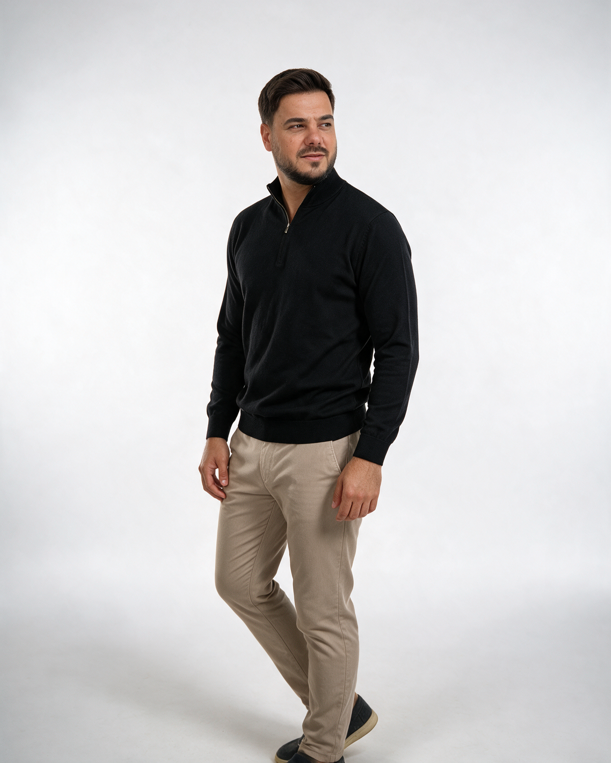 Crni muški džemper sa half zipom i uspravnom kragnom, rebrastih manžetni i struka, na modelu.