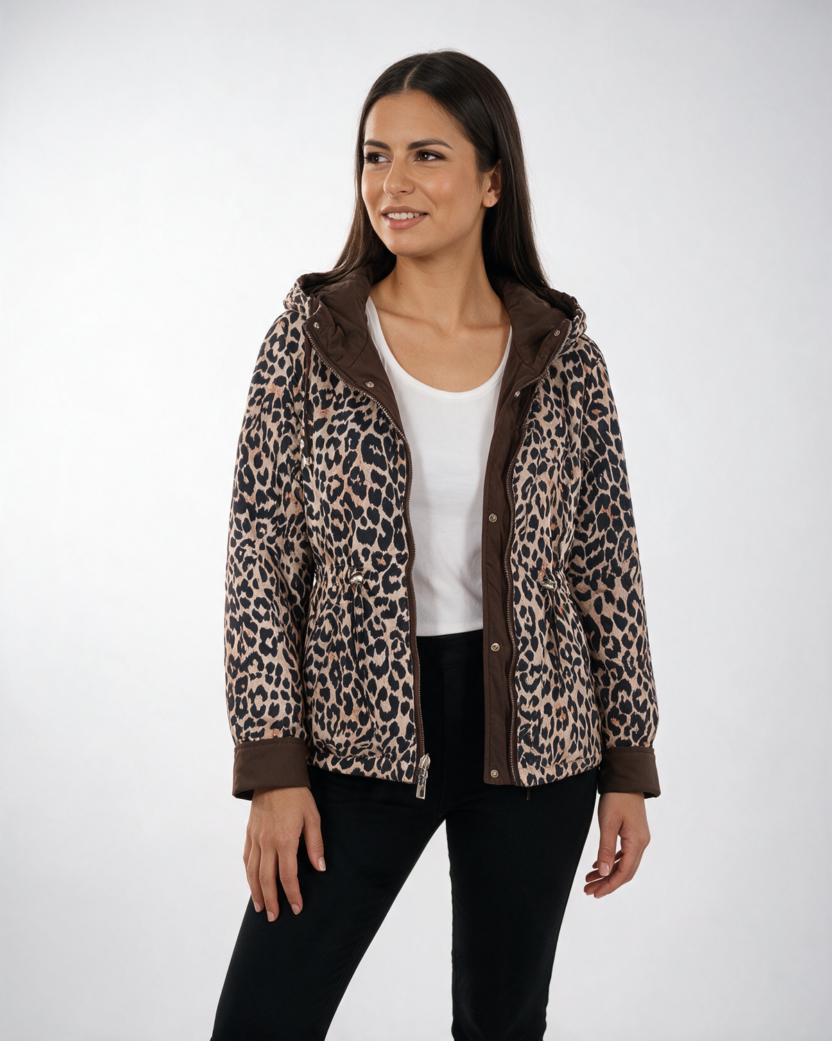Ženska dvostrana jakna leopard/braon s kapuljačom, vezicom u struku i rajsferšlusom, nošena od strane modela.