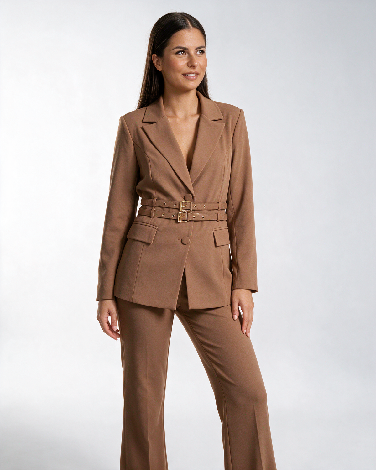 Ženski kamel komplet sa sakoom sa dva kaiša sa zlatnim kopčama i pantalonama, model pozira