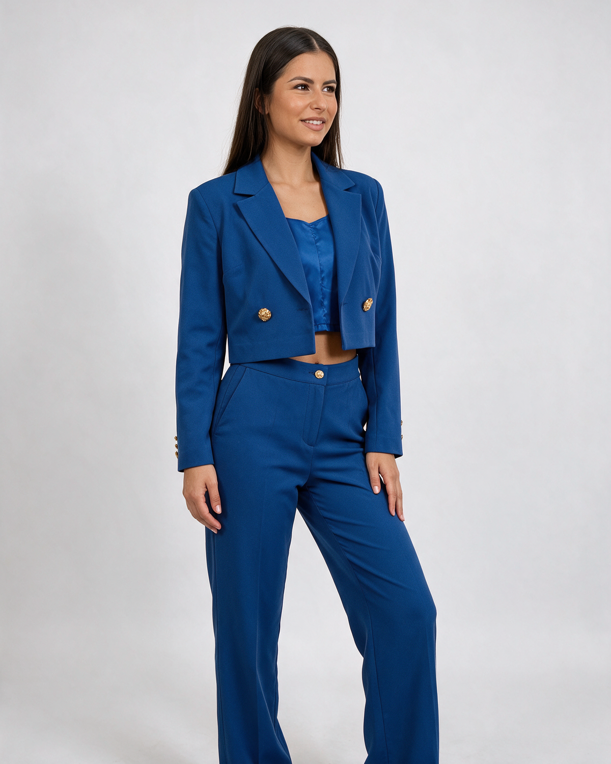 Ženski kraljevsko plavi komplet sa kratkim sakoom i pantalonama, zlatni dugmići, ravne pantalone, model