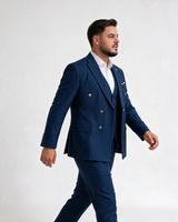 Muško kraljevsko plavo dvoredno odelo slim fit kroja sa šiljatim reverom i srebrnim dugmadima, bočni pogled.