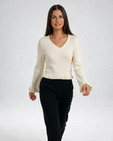 Krem ženska kratka bluzica rebrasto pletena sa V izrezom i volanima, zvonasti rukavi sa volanima