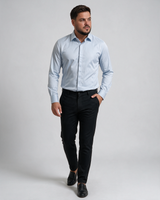 Muška led plava košulja dugih rukava od pamuka i satena, slim fit kroja, sa skrivenim kopčanjem.