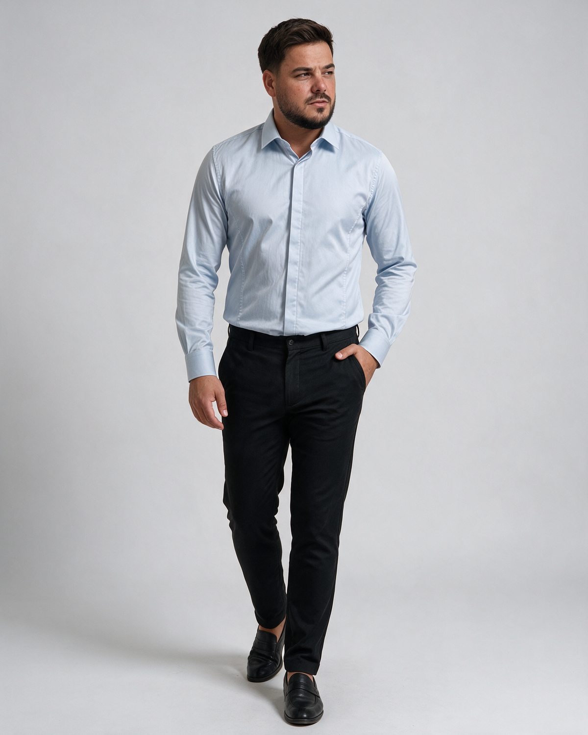 Muška led plava košulja dugih rukava od pamuka i satena, slim fit kroja, sa skrivenim kopčanjem.
