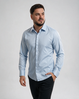 Muška košulja led plave boje sa skrivenim kopčanjem, satenskim sjajem i slim fit krojem, model u crnim pantalonama.
