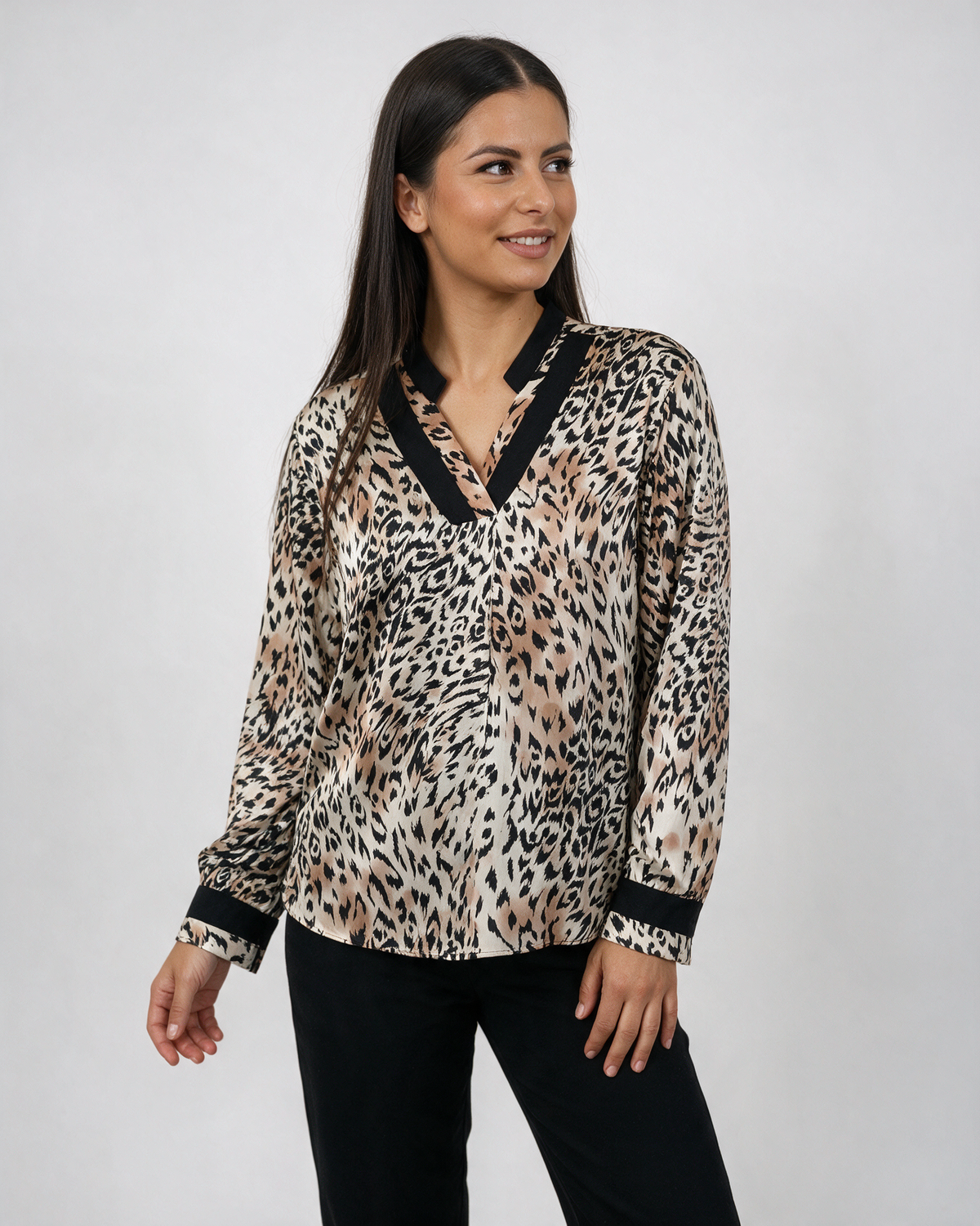 Ženska leopard bluza sa crnim V-izrezom i dugim rukavima sa crnim manžetnama, bež, braon i crna.
