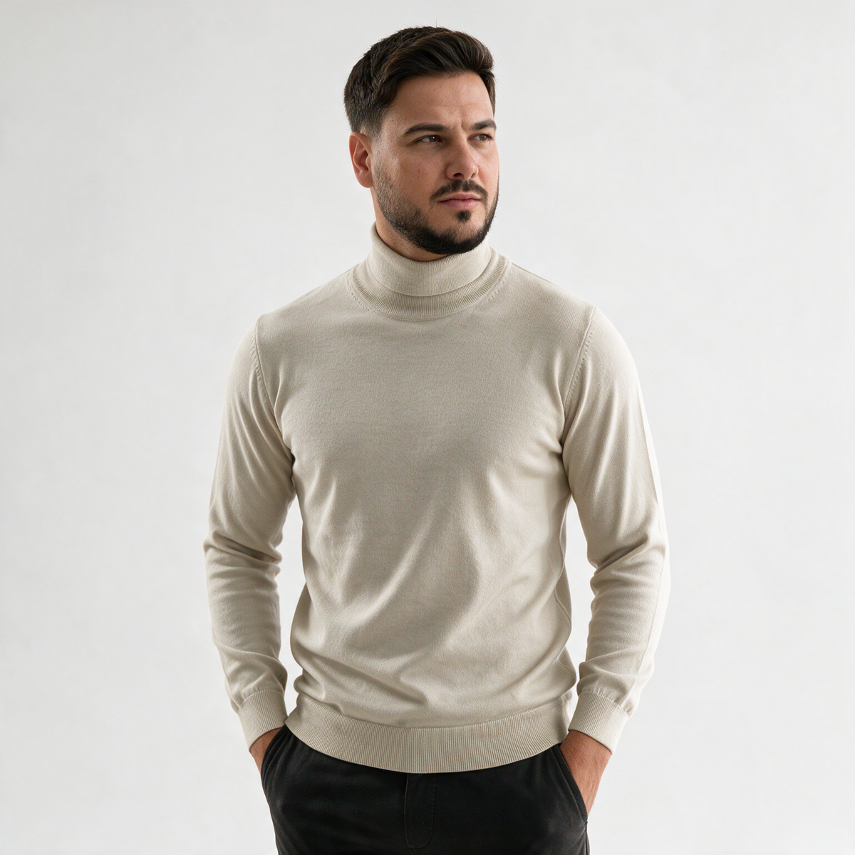 Bež muška rolka – model spreda, uz crne pantalone