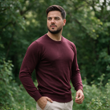 Bordo muški džemper sa okruglim izrezom – model napolju, u prirodi