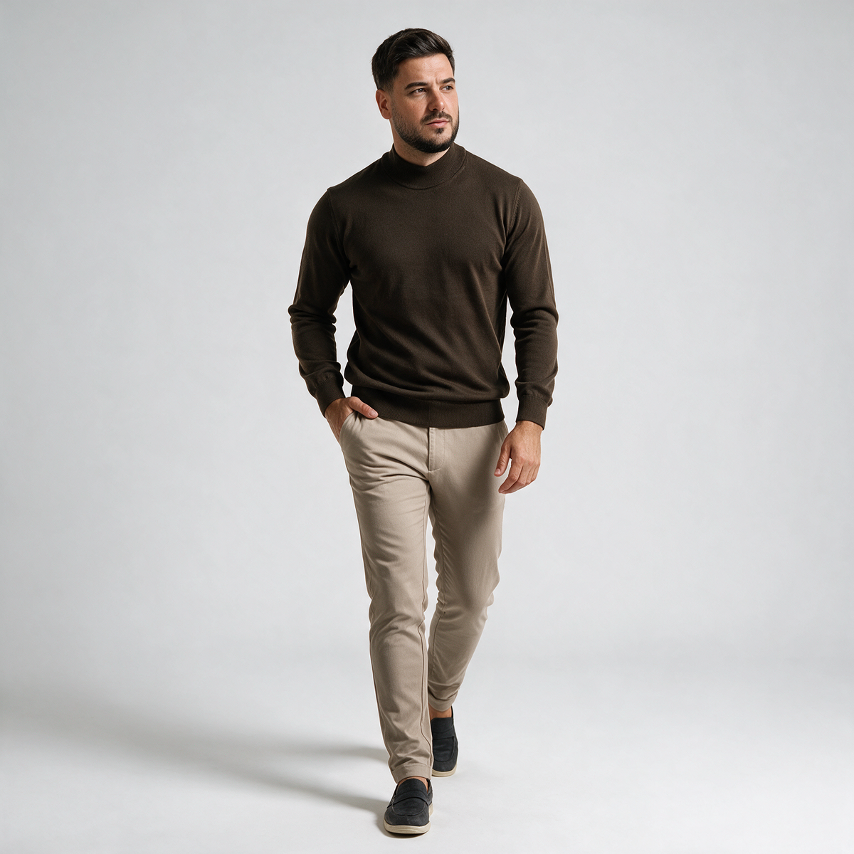 Braon muška polurolka – cela figura u hodu, uz bež pantalone