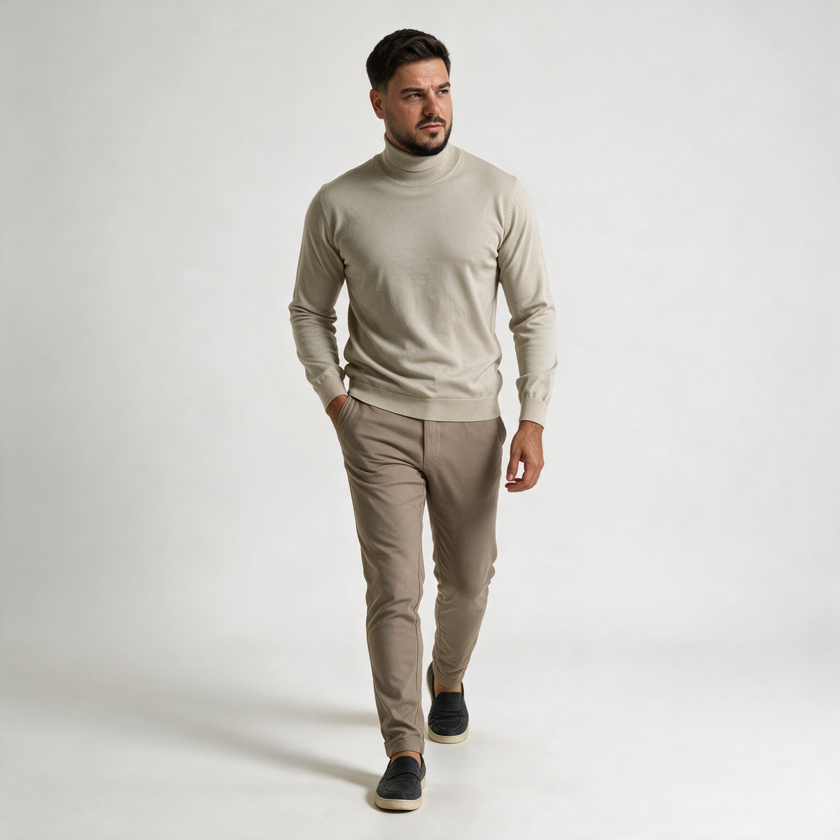 Bež muška rolka – cela figura u hodu, uz bež pantalone