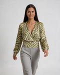 Maslinasto zelena satenska bluza sa zebra printom i lancem