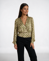 Maslinasto zelena satenska bluza sa zebra printom, V izrezom, lancem na leđima i širokim pojasom, na modelu.
