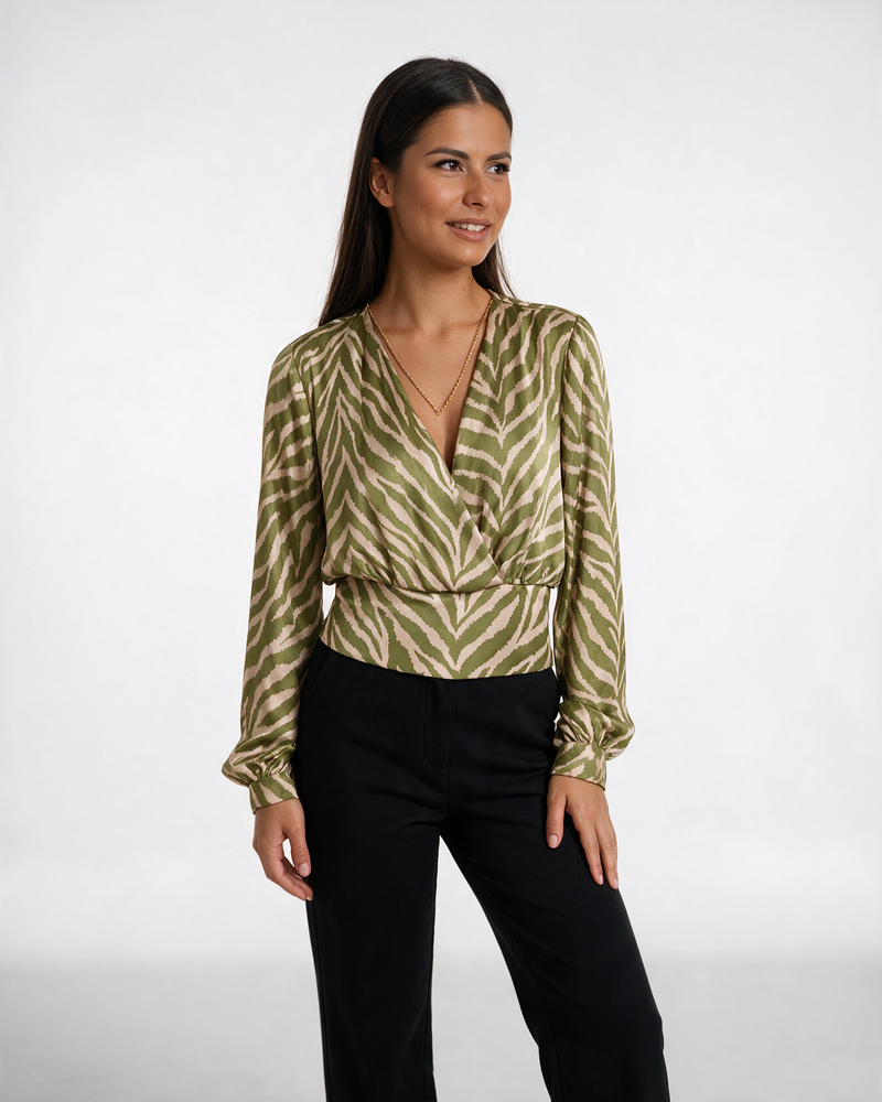Maslinasto zelena satenska bluza sa zebra printom i lancem