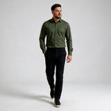 Maslinasto zelena slim fit muška košulja uz crne pantalone, cela figura