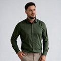 Maslinasto zelena slim fit muška košulja sa diskretnim linijama