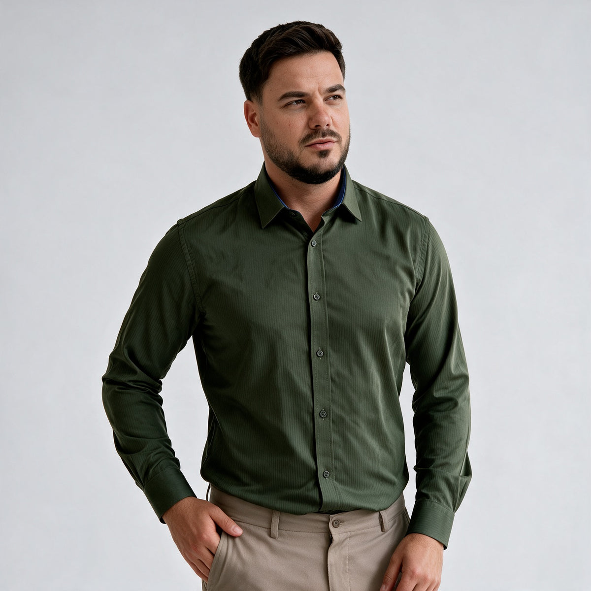 Maslinasto zelena slim fit muška košulja Nens na modelu, uz bež pantalone