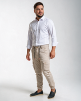 Muške krem džeparice kargo pantalone sa lastišem i bočnim džepovima, nošene od strane modela