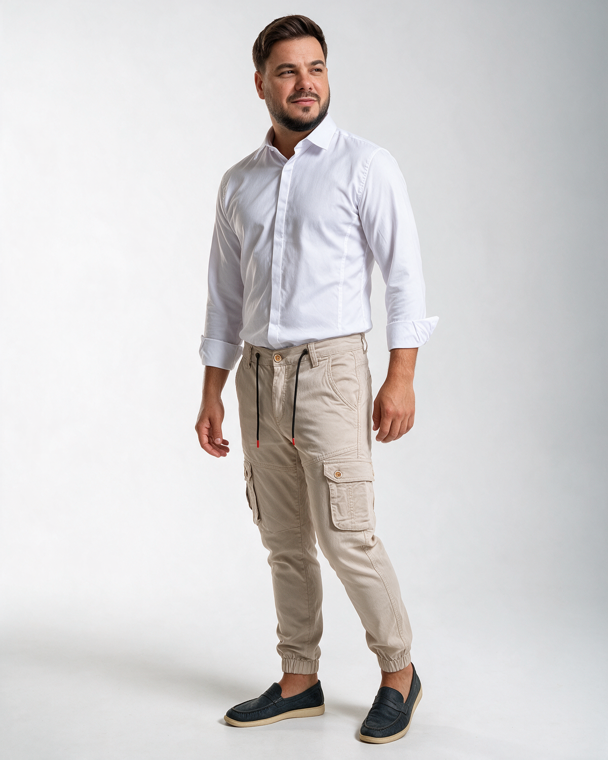 Muške krem džeparice kargo pantalone sa lastišem i bočnim džepovima, nošene od strane modela