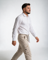 Muške krem kargo pantalone sa lastišem i pertlom, uskog kroja, sa dva bočna džepa i DENIM oznakom.