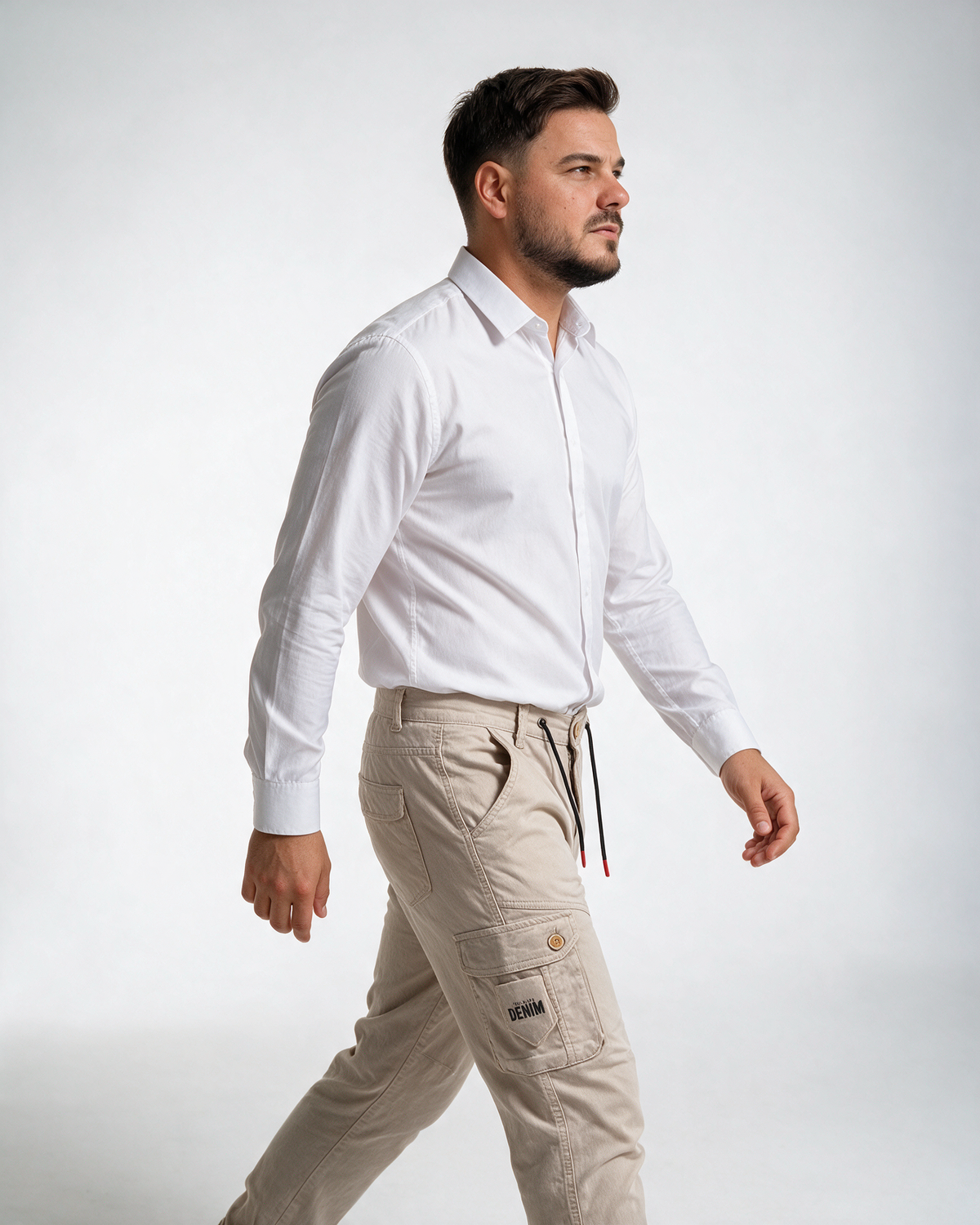 Muške krem kargo pantalone sa lastišem i pertlom, uskog kroja, sa dva bočna džepa i DENIM oznakom.