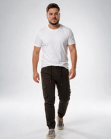 Muške tamno braon kargo pantalone sa lastišem i pertlom u struku, velikim džepovima sa strane, oznakom DENIM