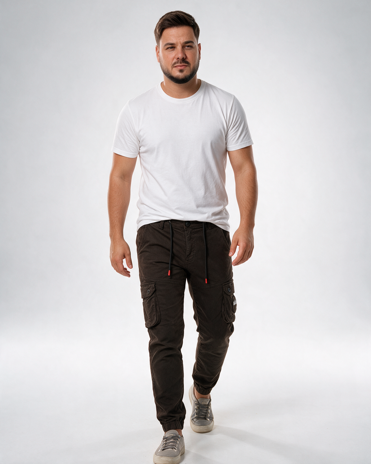 Muške tamno braon kargo pantalone sa lastišem i pertlom u struku, velikim džepovima sa strane, oznakom DENIM