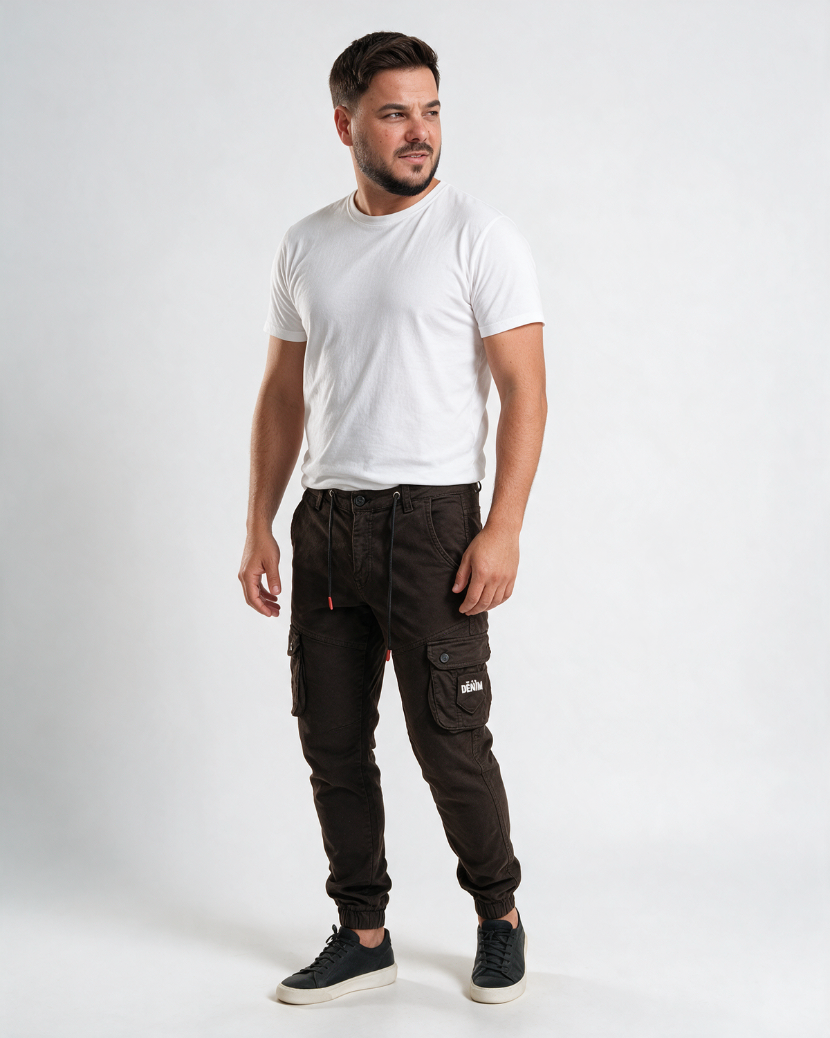 Muške tamno braon kargo pantalone sa lastišem i pertlom, uskog kroja sa bočnim džepovima, DENIM oznaka.