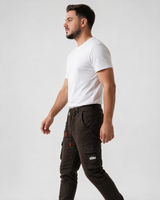 Muške tamno braon kargo pantalone sa lastišem i pertlom u struku, velikim džepovima i DENIM oznakom.