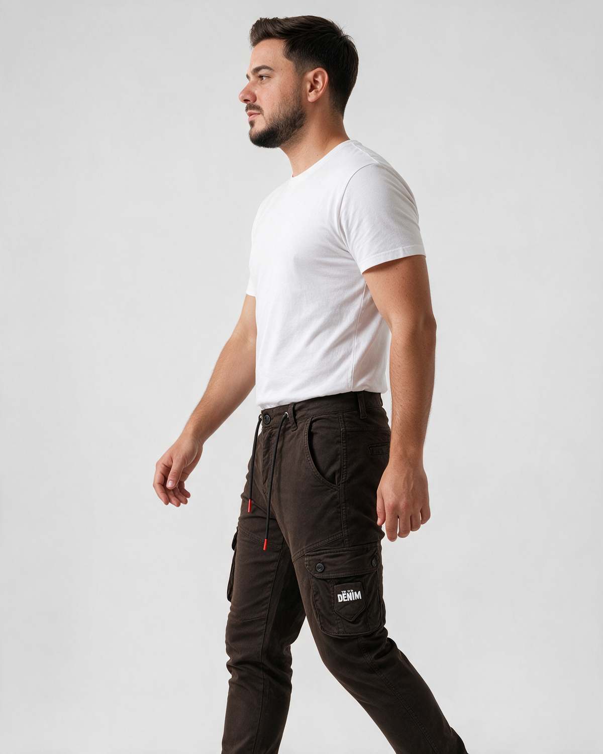 Muške tamno braon kargo pantalone sa lastišem i pertlom u struku, velikim džepovima i DENIM oznakom.