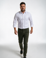 Muške maslinasto zelene pantalone sa kontrastnim šavovima, uskog kroja, od pamuka sa elastinom, kosi džepovi napred.
