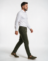 Muške maslinasto zelene pantalone sa kontrastnim šavovima, uskog kroja, od pamuka sa elastinom, bočni profil