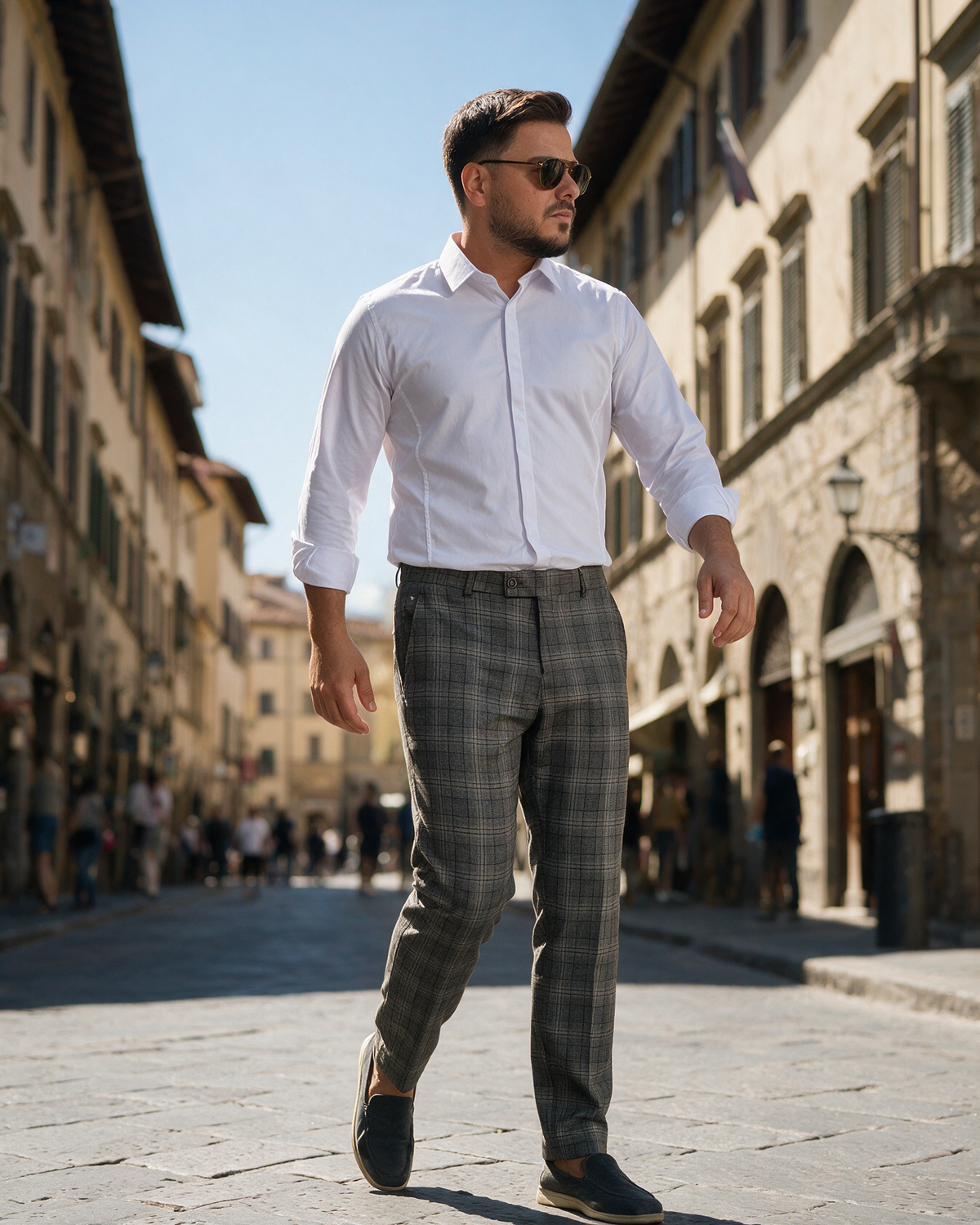 Muške sivo-braon karirane pantalone Lago sa uskim krojem, elastinom i kosim džepovima, na modelu u Firenci.