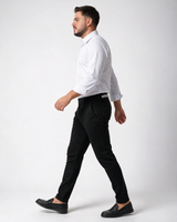 Muške crne slim fit pantalone od pamuka sa likrom, deblje za jesen/zimu, prate liniju noge, kosi džepovi.
