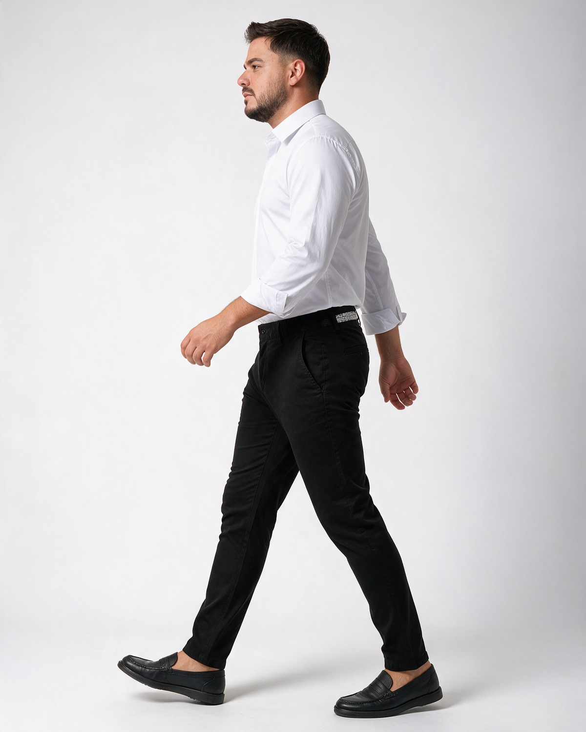 Muške crne slim fit pantalone od pamuka sa likrom, deblje za jesen/zimu, prate liniju noge, kosi džepovi.